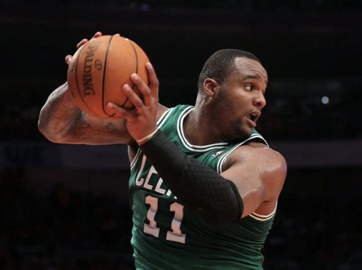 昔日冠军中锋重获自由;“大宝贝”戴维斯结束监禁生涯。 体育新闻