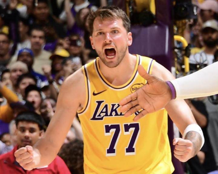 东契奇加时绝杀湖人,面对包夹冷静撤步;他对投篮充满信心。 体育新闻