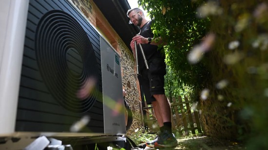 新建住宅强制安装可再生设备;英国应对能源市场波动;推动国家能源自主发展。 新建住宅强制安装可再生设备;英国应对能源市场波动;推动国家能源自主发展。