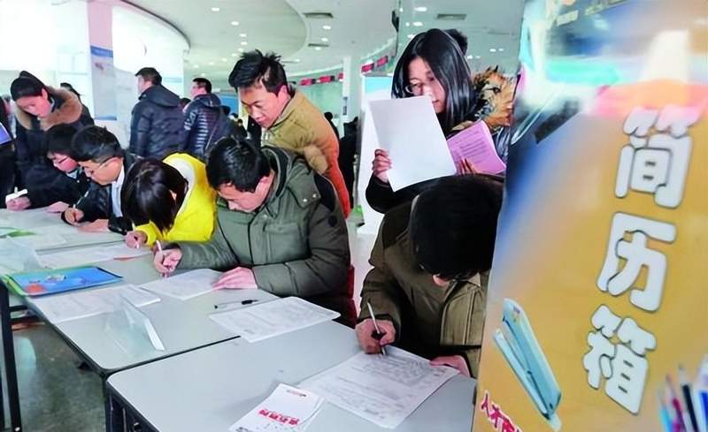  从知识殿堂到人才荒漠：学历贬值的深层逻辑与破局路径 教育招生