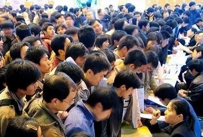  从知识殿堂到人才荒漠：学历贬值的深层逻辑与破局路径 教育招生