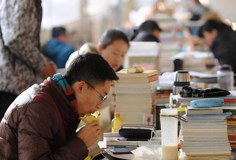  从知识殿堂到人才荒漠：学历贬值的深层逻辑与破局路径 教育招生