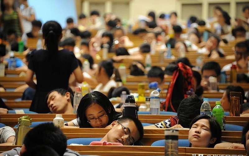  从知识殿堂到人才荒漠：学历贬值的深层逻辑与破局路径 教育招生