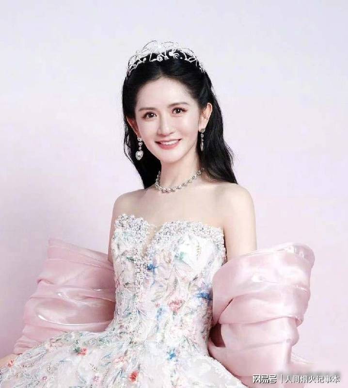 【深度拆解】一场路人抓拍的深夜热搜：解析明星社交的“真实溢价”效应 娱乐新闻