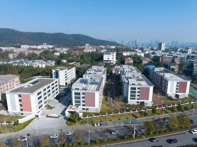  高校宿舍困局：扩招潮下的空间博弈与破局路径 教育招生